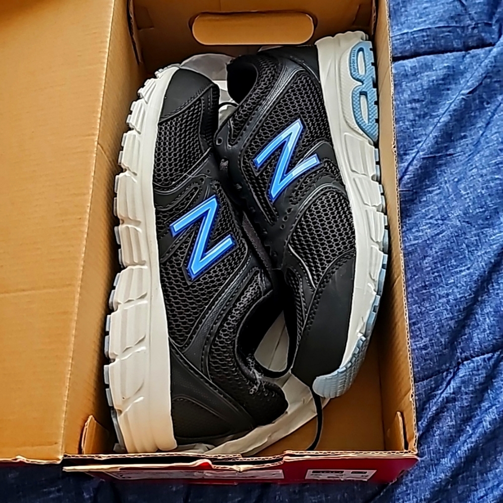 New Balance Black and Blue Sneakers size 8 - Like New